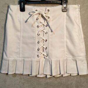 Tiger Mist White Lace-Up Pleated Thick Material Mini Skirt